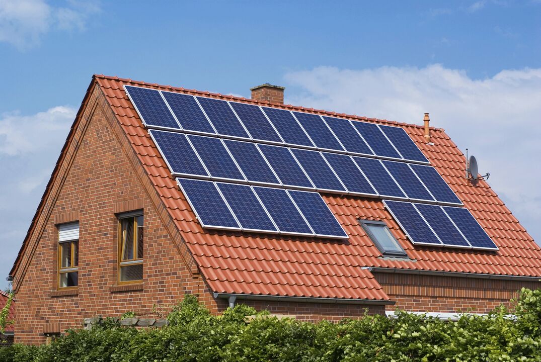 Des panneaux solaires pour économiser de l'énergie dans la maison. 